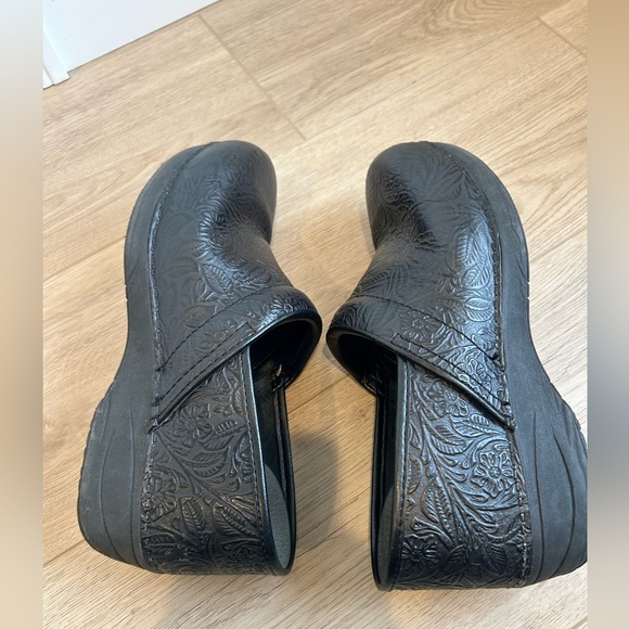 Dansko Black Floral Embossed Leather Comfort Clog Xp 2.0 Size US 9.5 EU 41 - Picture 11 of 13